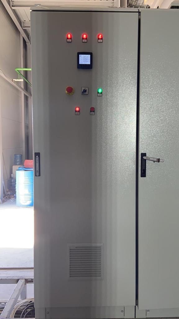 Electrical panel with an energy analyser on the door