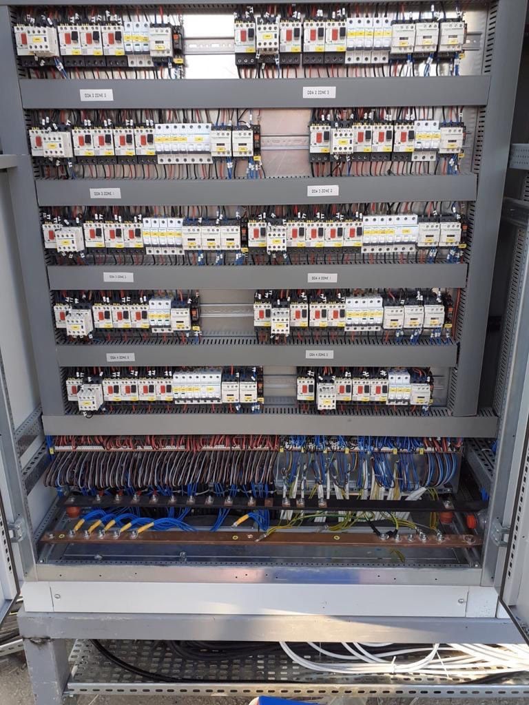 Motor kontrol merkezi (MCC) panosunun iç yerleşimi